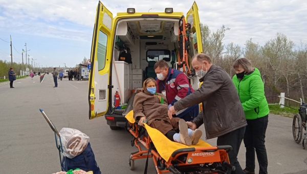 Эвакуация пацианта бригадой скрой помощи МБО «Международная медицинская помощь»