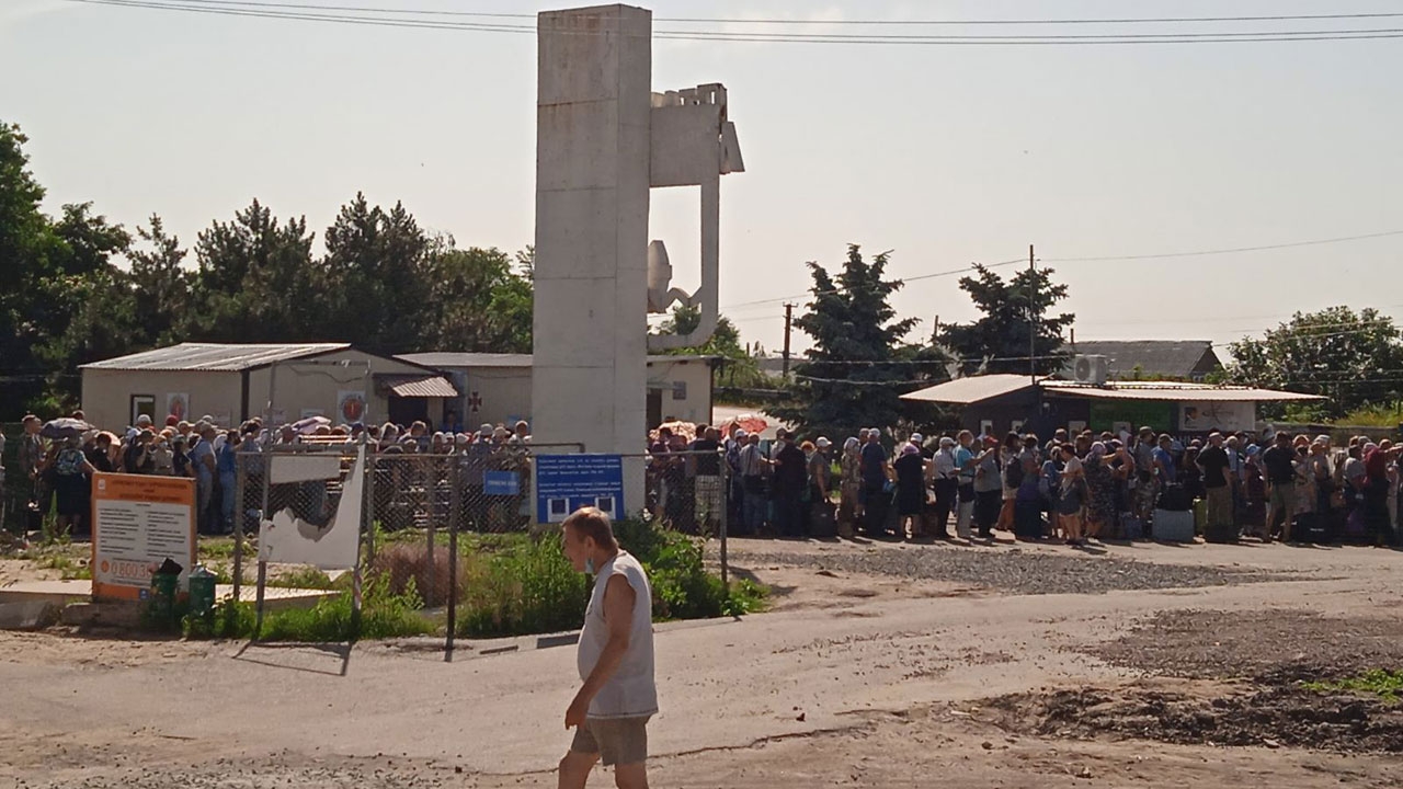 на КПВВ «Станица Луганская» выстраиваются огромные очереди